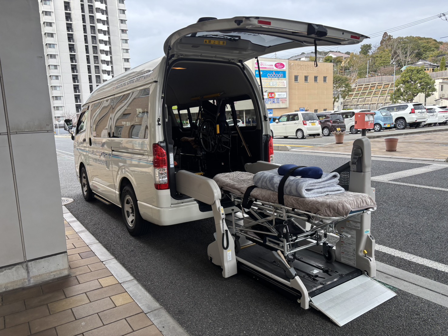 車いすやストレッチャーの貸出あり