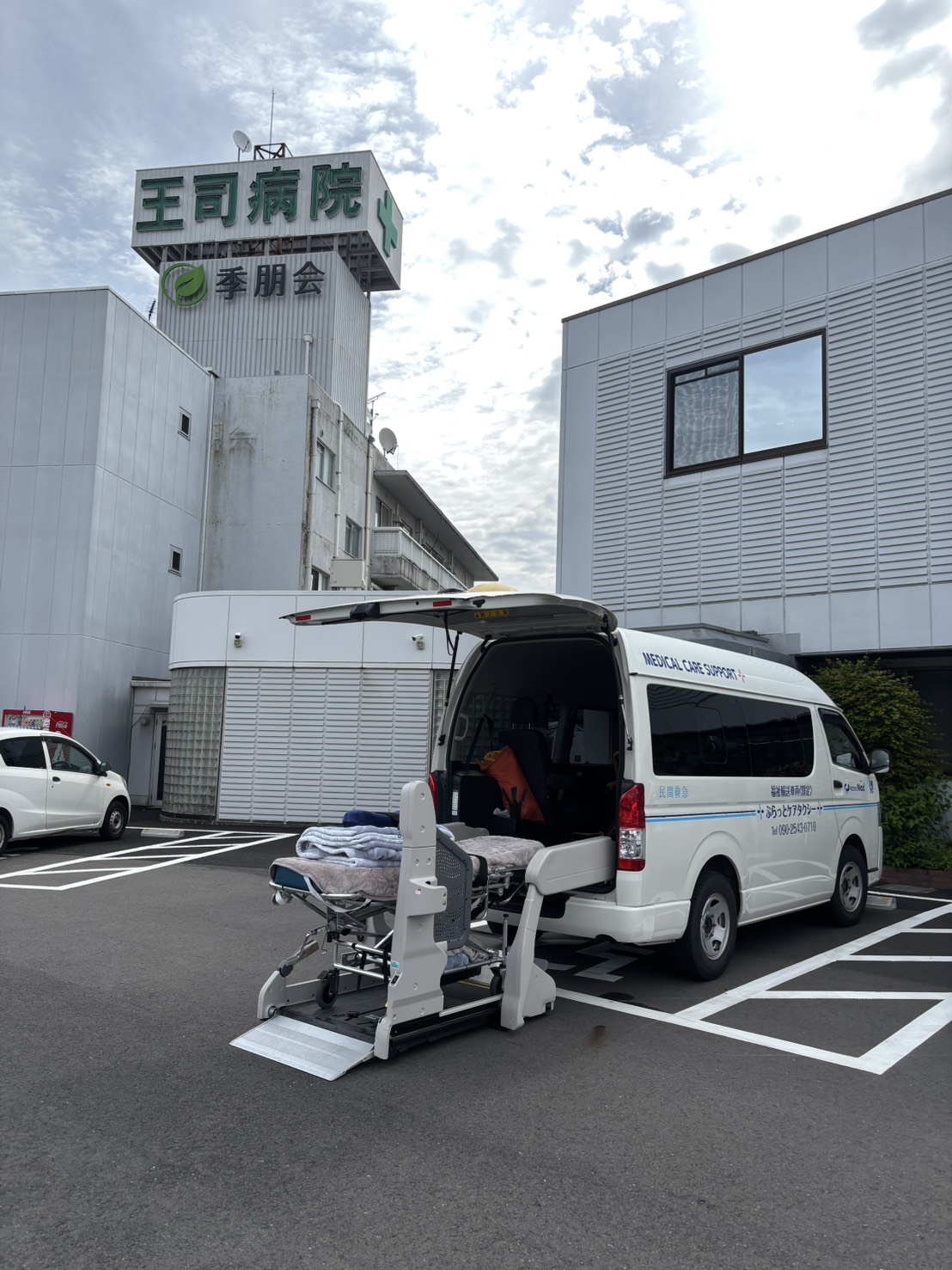 ストレッチャー、車椅子、寝台車も完備