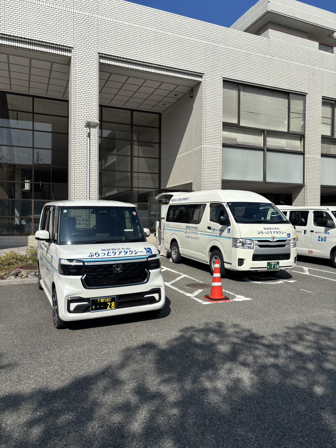 下関の介護・福祉タクシーなら、ぷらっとケアタクシー。看護師が同乗し、車椅子もストレッチャーも、安心の移動をお手伝いします。