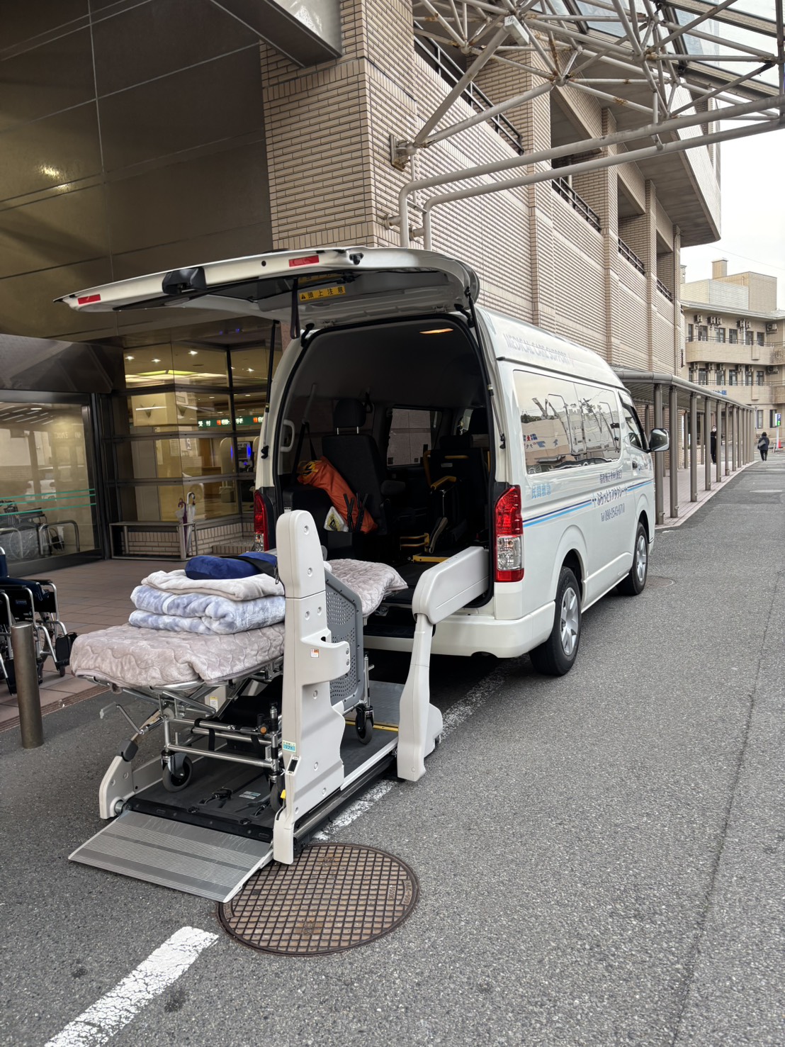車椅子・ストレッチャーの準備が万全