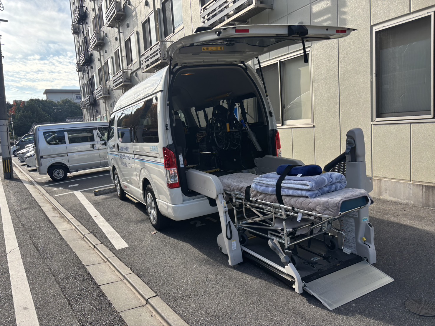 車椅子・ストレッチャー完備