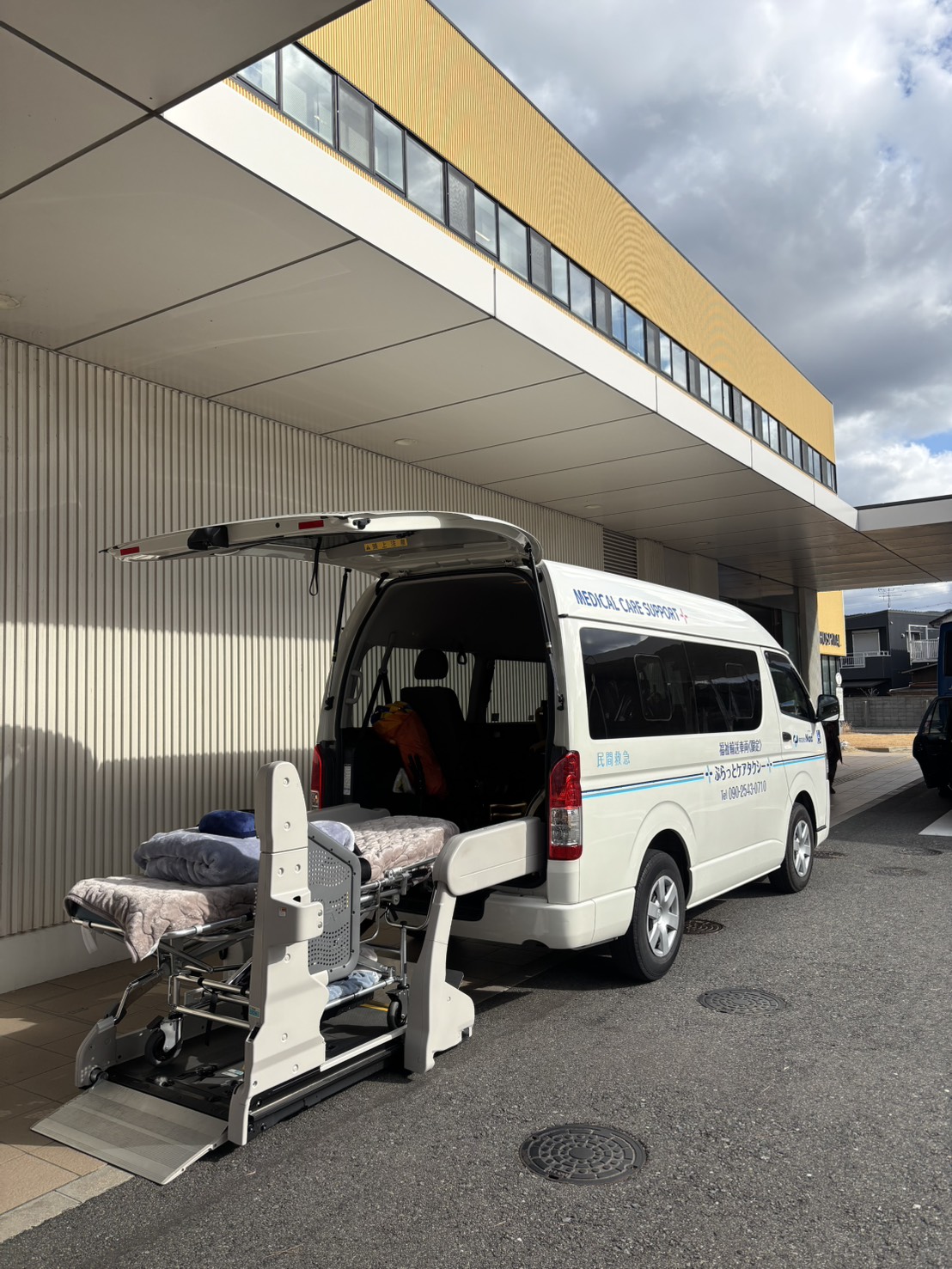 ストレッチャーと車椅子のご用意