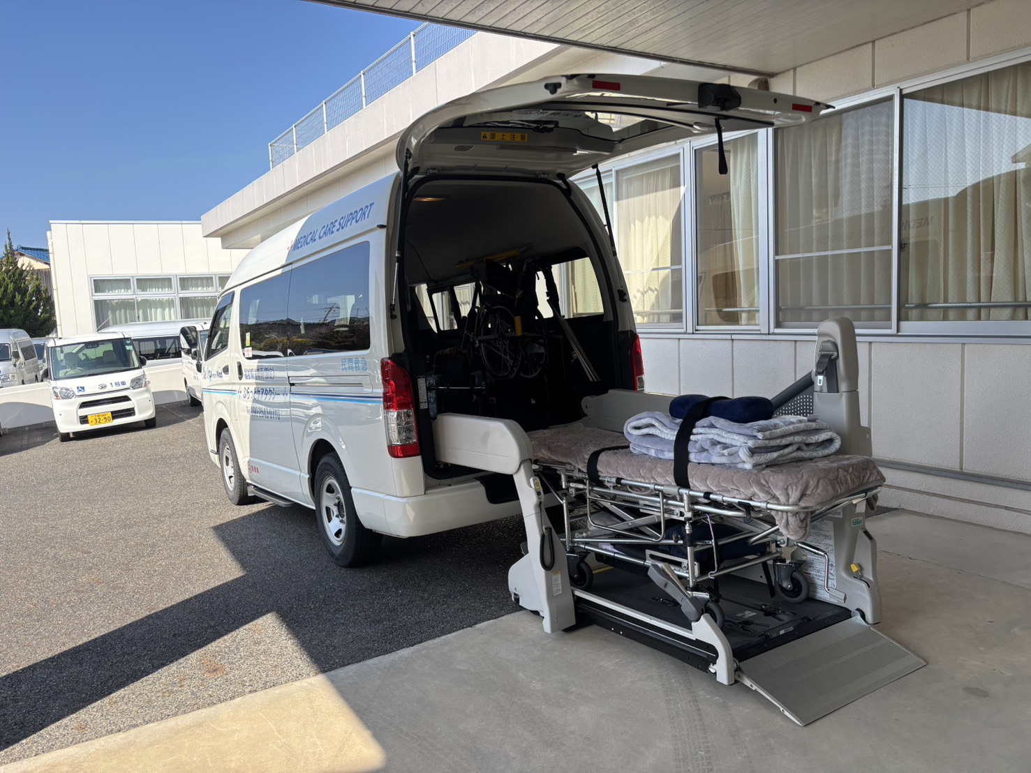 4. 車椅子、ストレッチャー対応